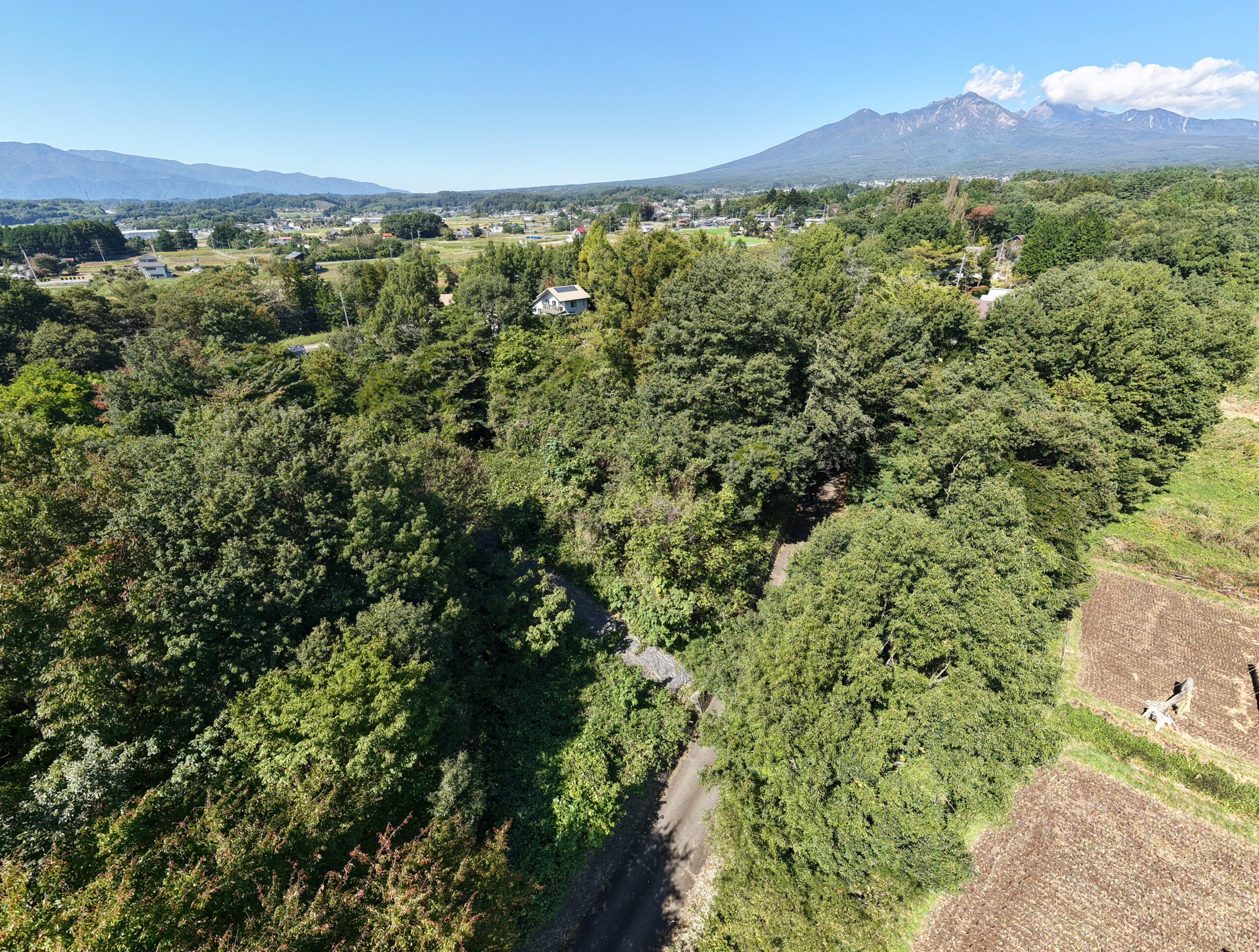 【土地】道路より一段高い、富士山を望む開放的な土地。 ゆとりある敷地と眺望を楽しむ、村山西割の一画